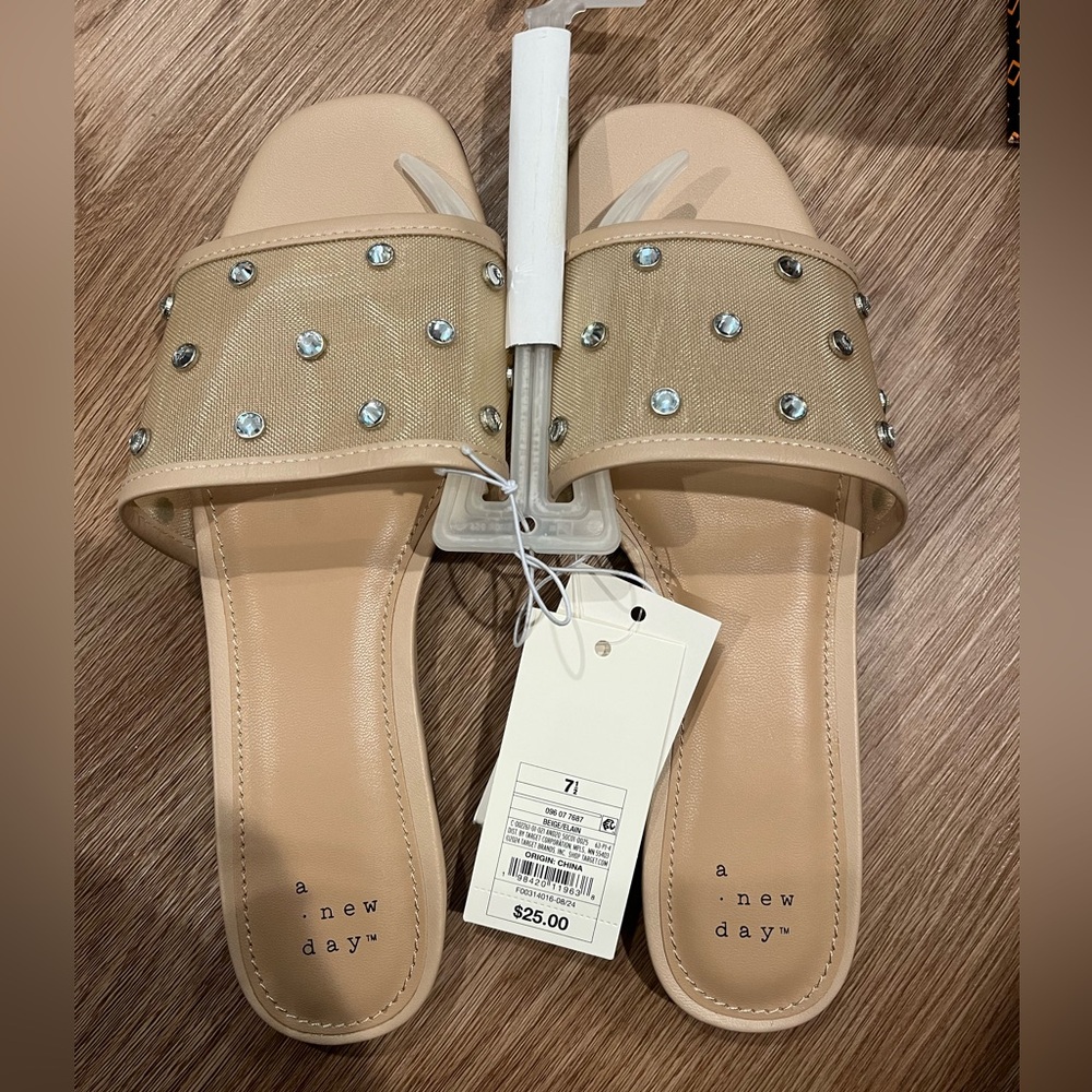 NWT women’s sandals 7.5
